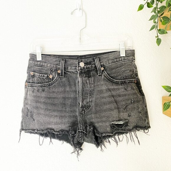 🦋 LEVIS Denim Jean Shorts Distressed Size 26 - Picture 1 of 3